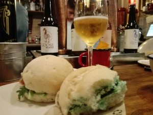 Apetitosa hamburguesa y bebida sin gluten.