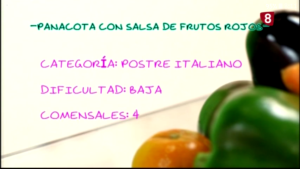 Panna cotta con salsa de frutos rojos