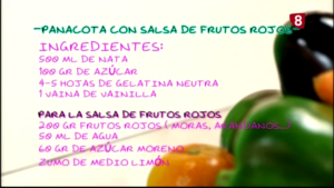 Ingredientes de panna cotta con salsa de frutos rojos