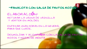 Elaboración de la panna cotta con salsa de frutos rojos