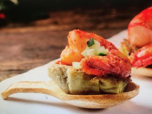 Cucharita de hojaldre con mousse de alcachofa y foie con carabineros