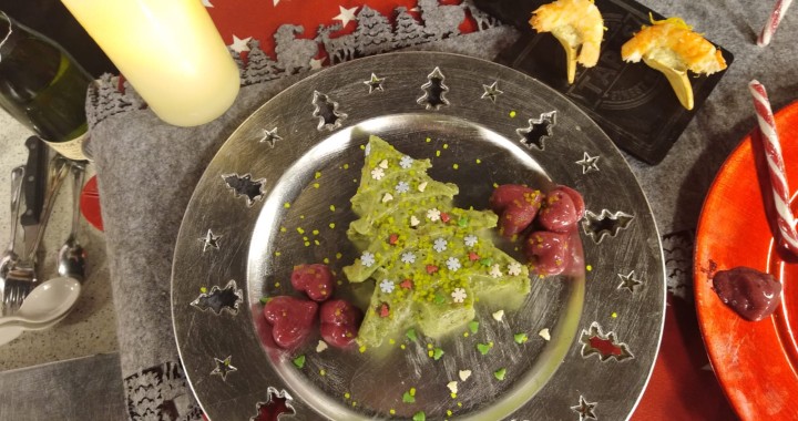 Cucharita de hojaldre con mousse de alcachofa y foie con carabineros turrón de pistachos