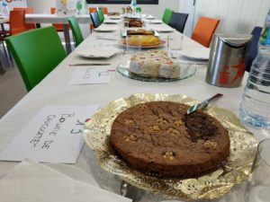 Mesa de los jueces con los postres a concurso