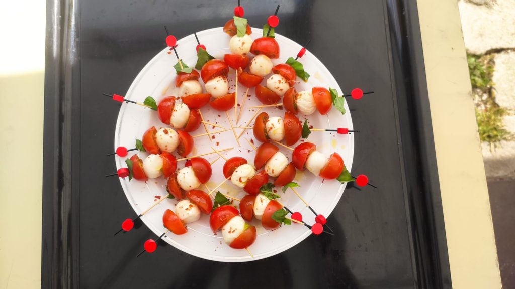 Brocheta de perlas de mozzarella, albahaca, cherry y sal de jamón